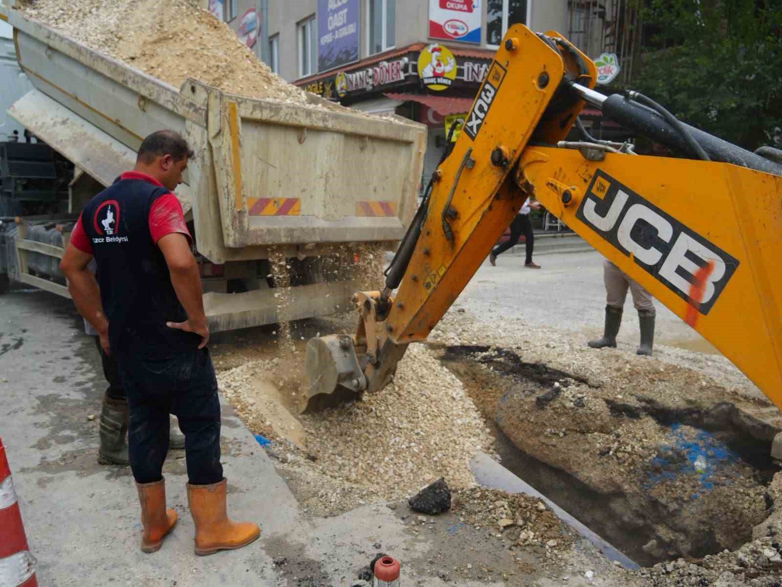 Düzce Belediyesi patlayan su borusuna anında müdahale