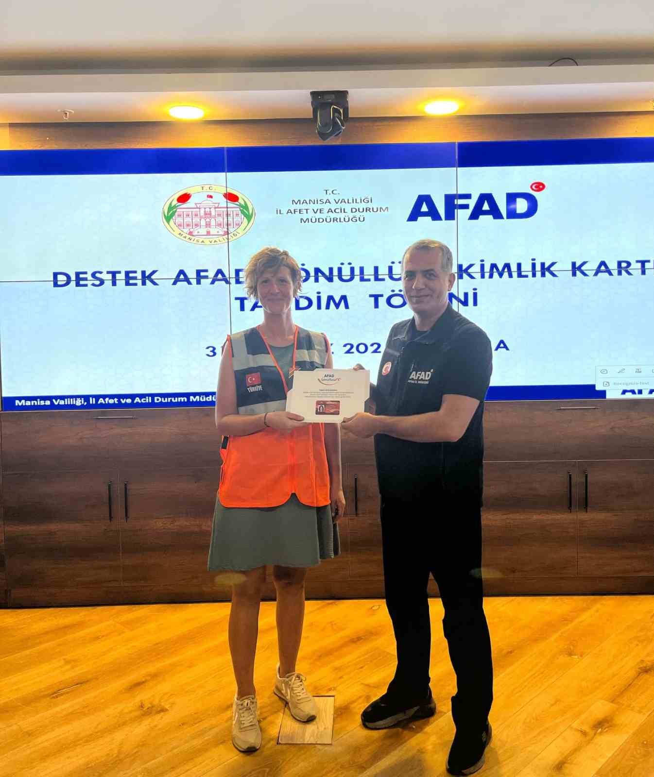 Manisa&rsquo;da Destek AFAD G&ouml;n&uuml;ll&uuml;lerine kimlik kartları teslim edildi
