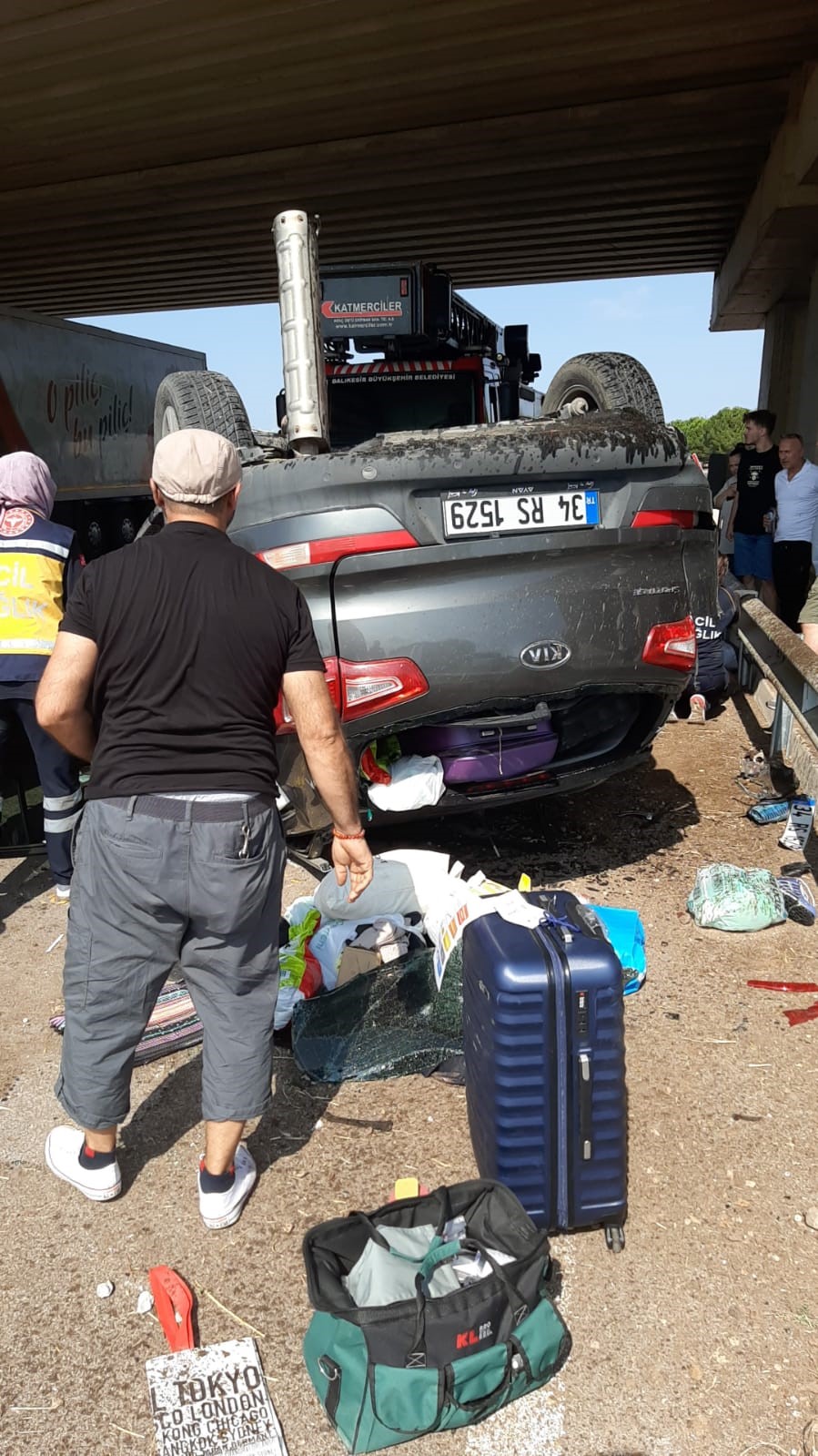 Takla atan otomobilde sıkışan 2 kişiyi itfaiye kurtardı