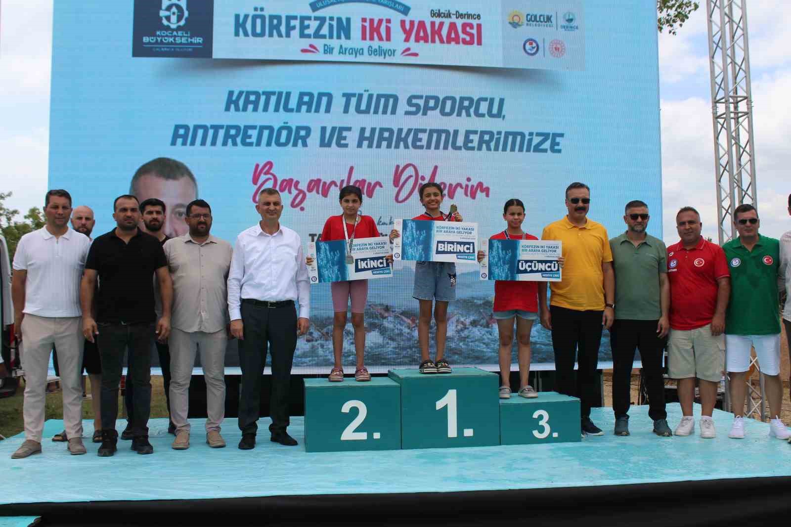 İzmit K&ouml;rfezi&rsquo;nde nefesler tutuldu: 343 kişi aynı anda 2 bin 600 metre kula&ccedil; attı
