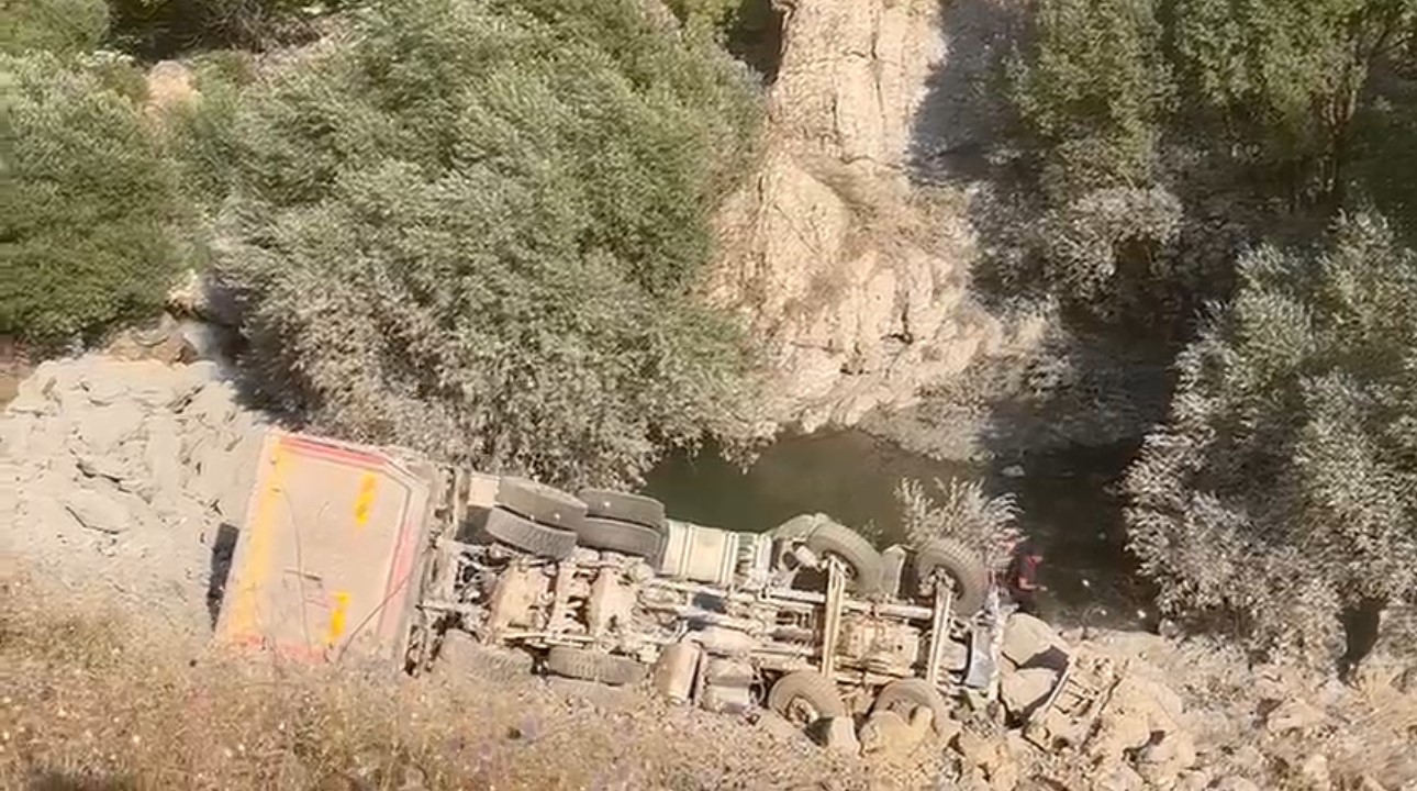 Hakkari’de kamyon uçuruma yuvarlandı: 1 ölü