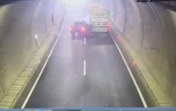 Batman’da tıra çarpan pikap hurdaya döndü: 1 yaralı