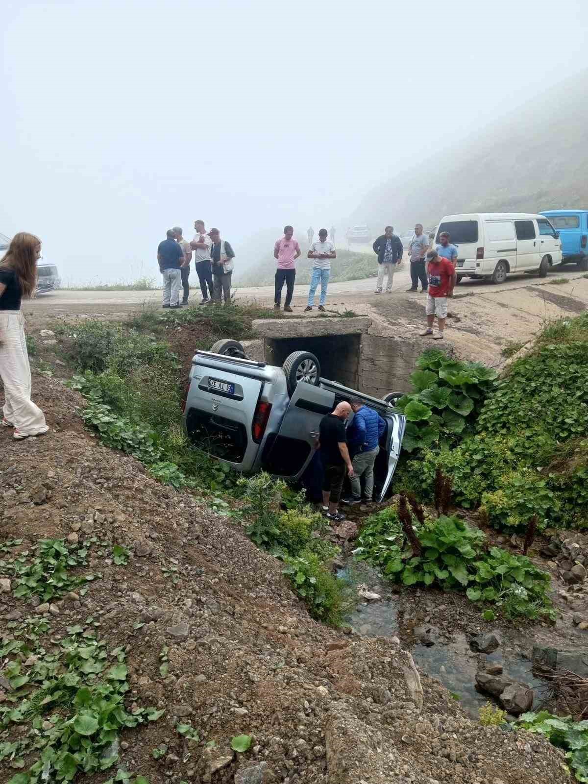 Gümüşhane’de yayla yolunda hafif ticari araç menfeze devrildi: 4 yaralı