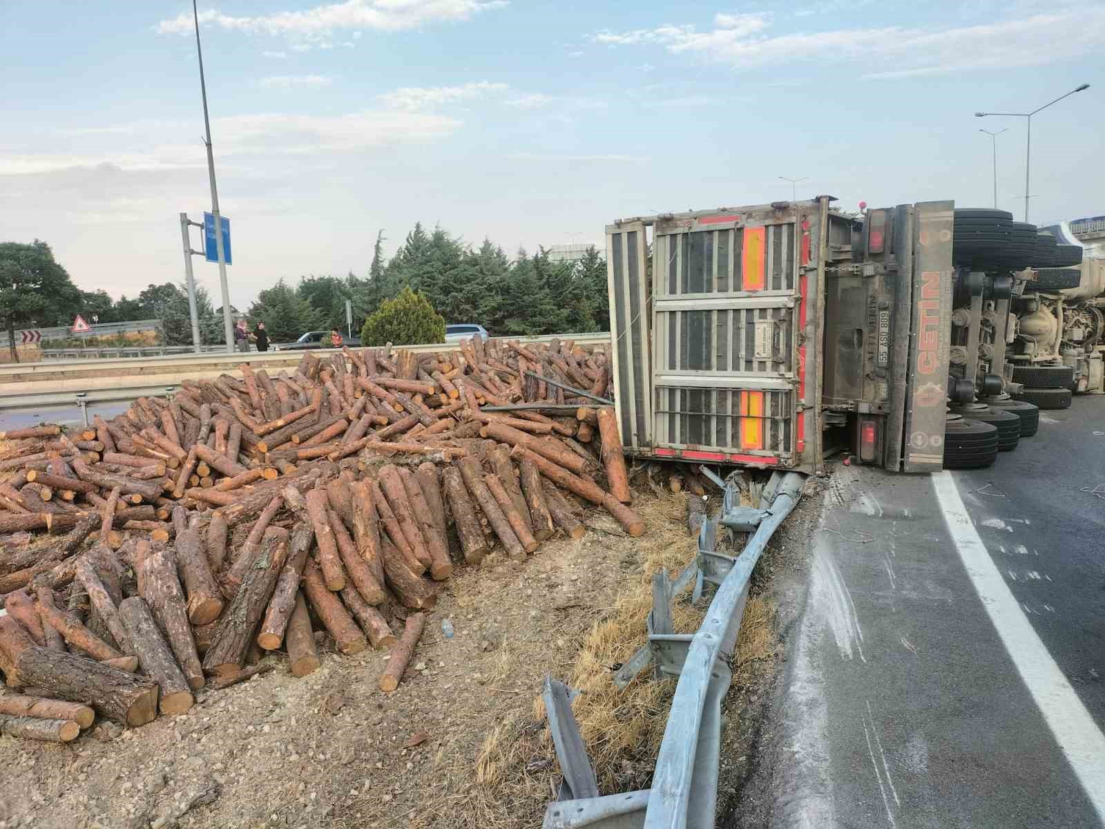 Amasya’da tomruk yüklü tır devrildi: 1 yaralı