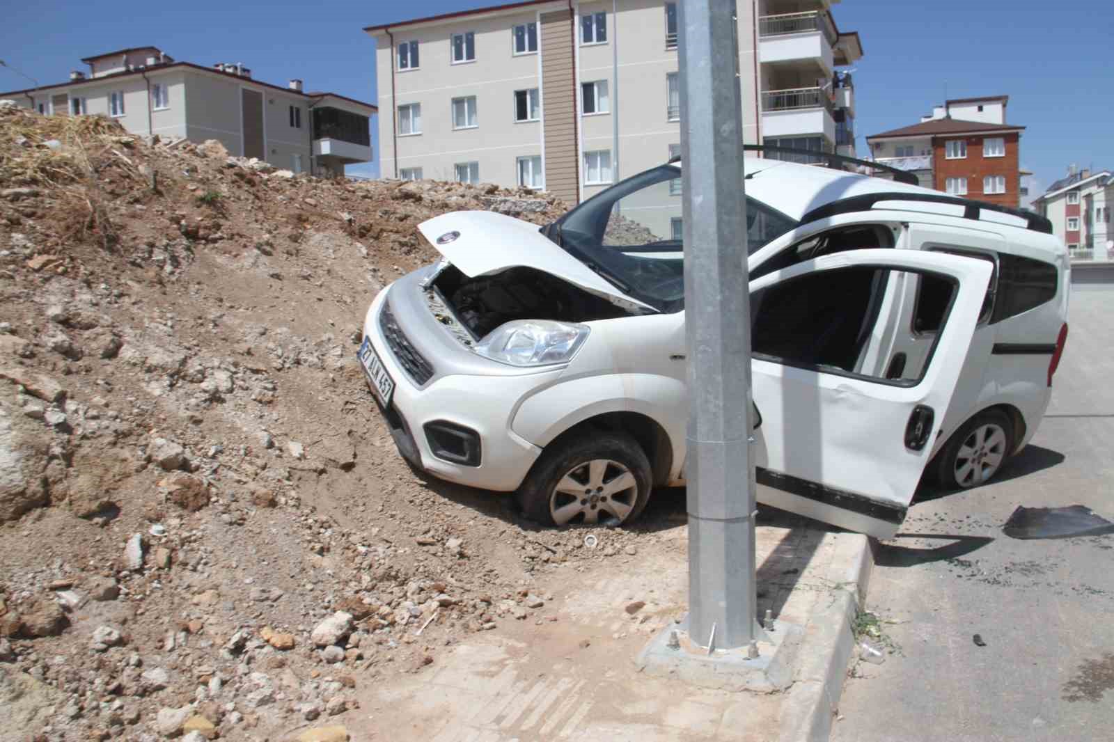 Hafif ticari araç toprak yığınına çarptı: 2 yaralı