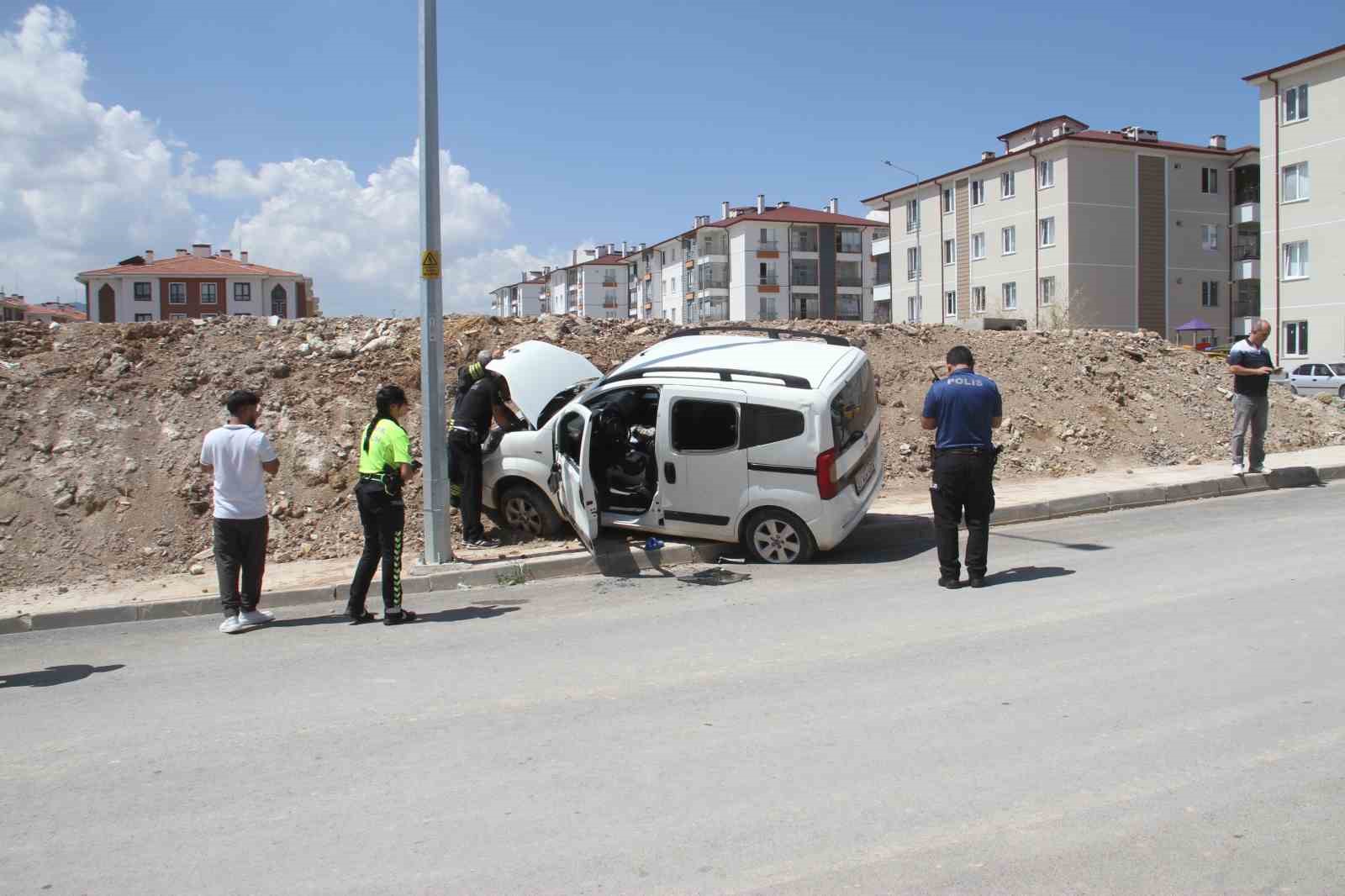Hafif ticari ara&ccedil; toprak yığınına &ccedil;arptı: 2 yaralı
