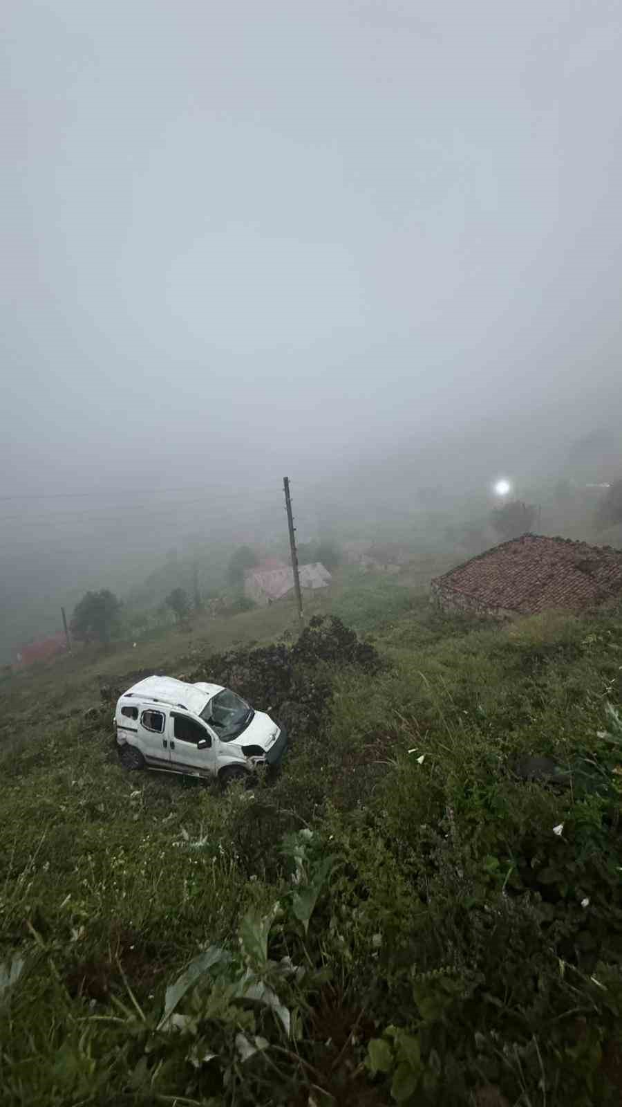 Gümüşhane’de sis nedeniyle araç şarampole yuvarlandı: 5 yaralı