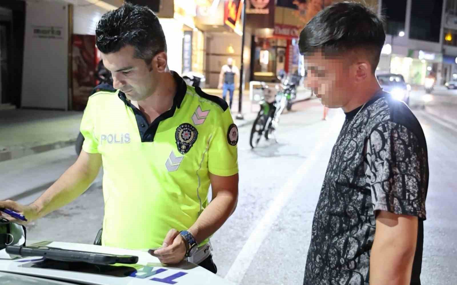 Ehliyetsiz s&uuml;r&uuml;c&uuml;ye 37 bin 354 lira ceza
