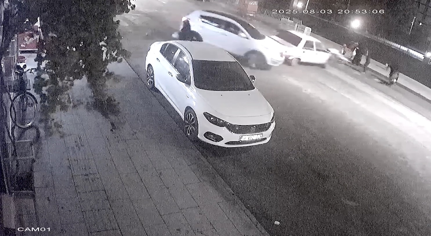 Otomobil, yaya geçidinde duran araca böyle çarptı: 2 yaralı