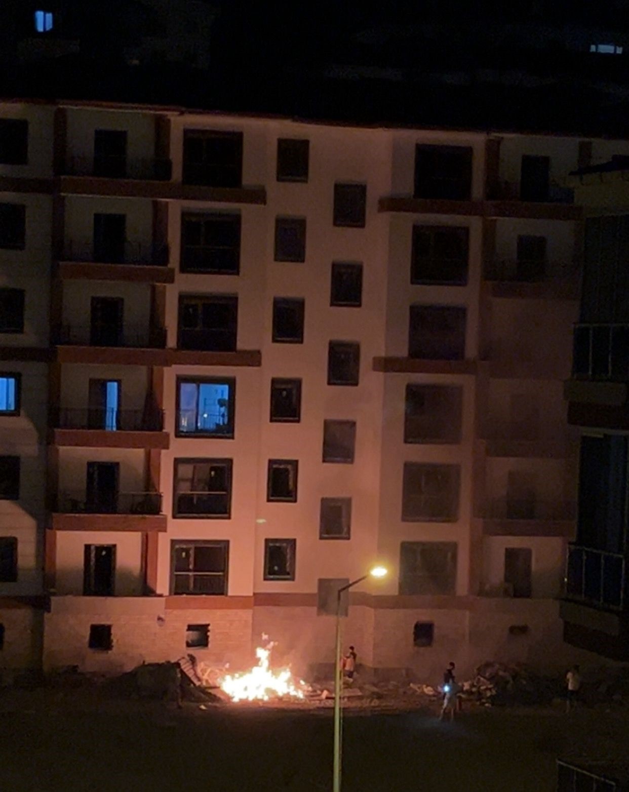Edirne&rsquo;de TOKİ şantiyesinde yangın paniği... Alevleri kum atarak s&ouml;nd&uuml;rmeye &ccedil;alıştılar
