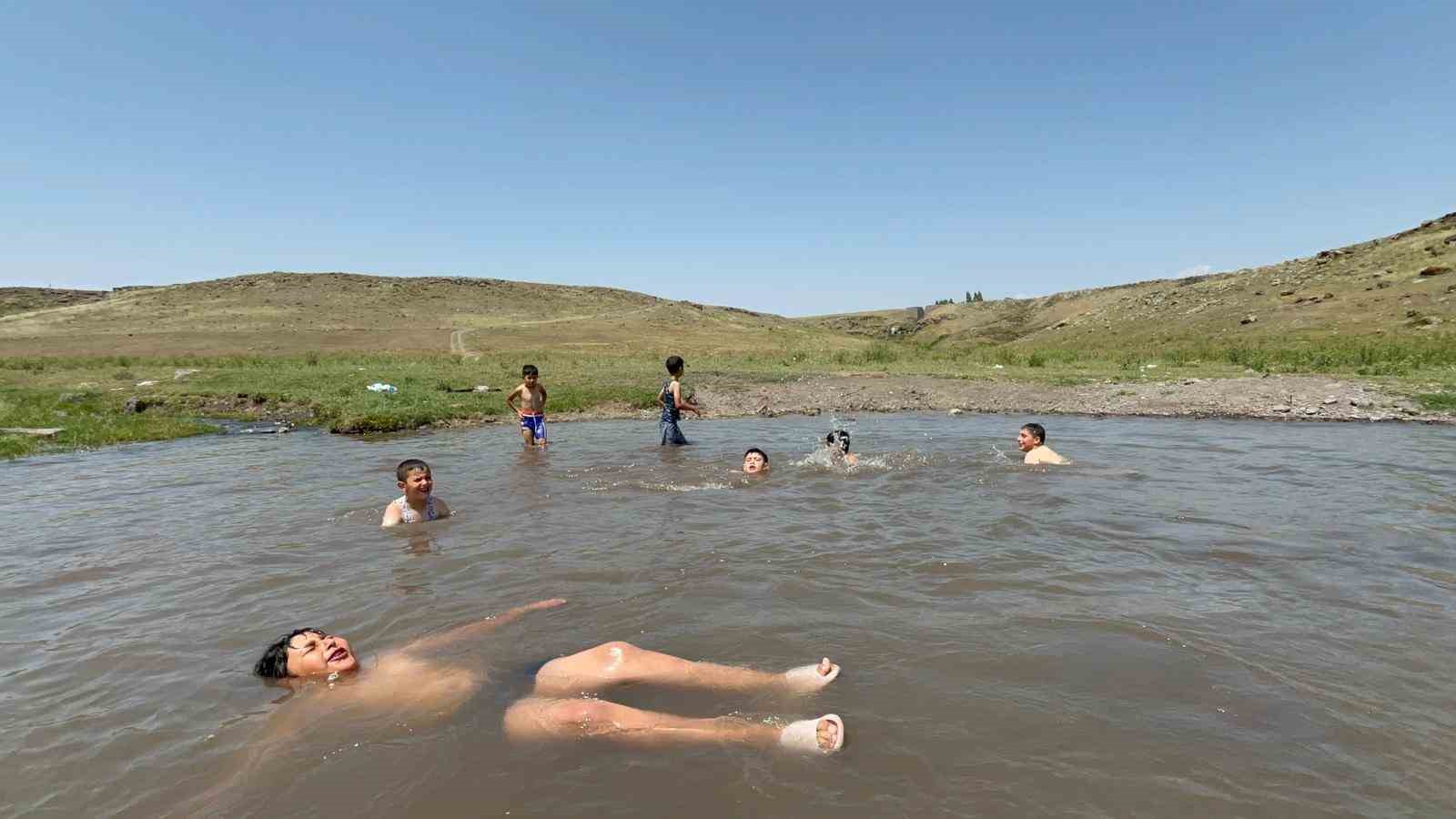 Kars’ta termometreler 34 dereceyi gördü: Çocuklar dere sularında serinledi