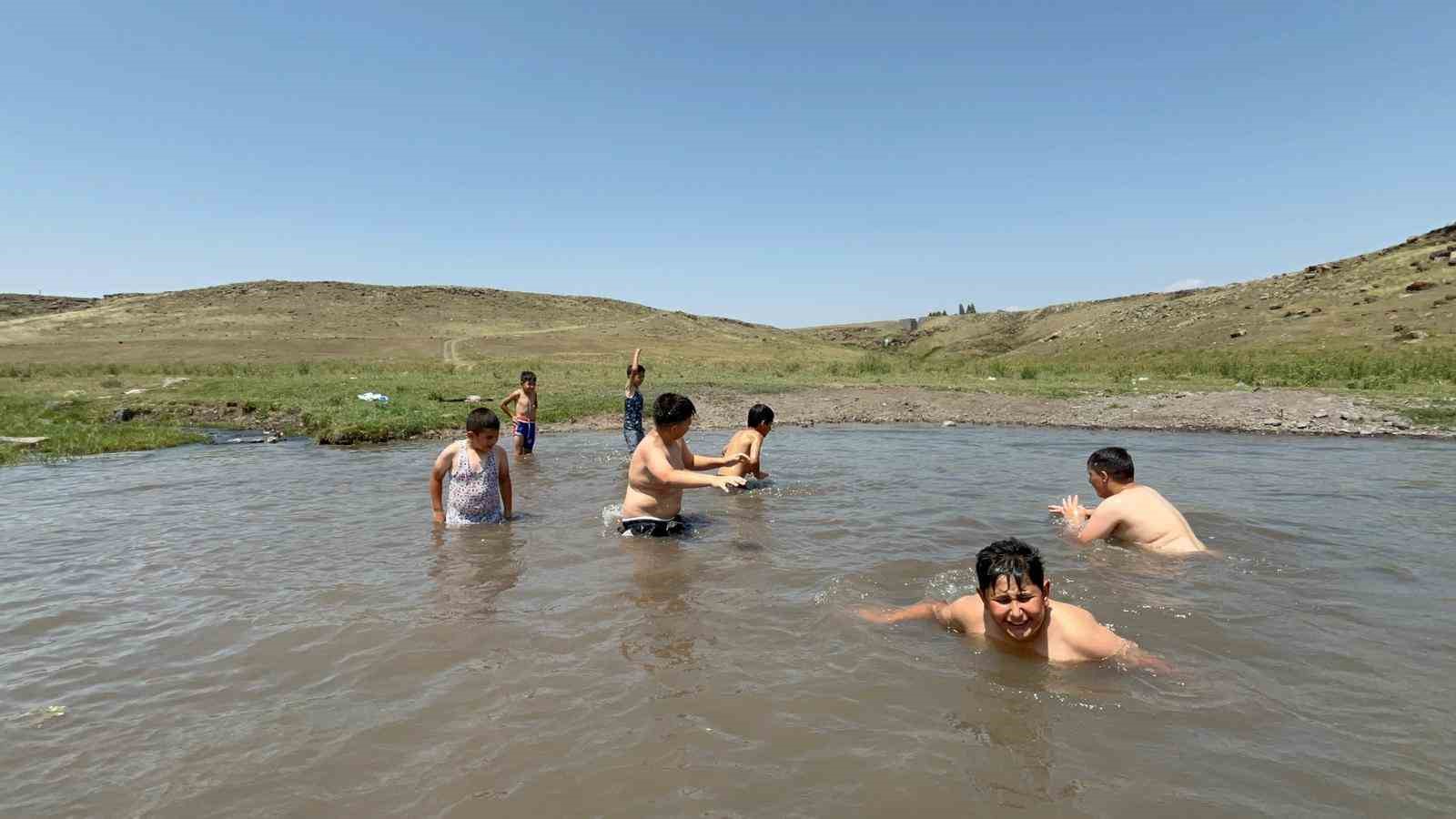 Kars&rsquo;ta termometreler 34 dereceyi g&ouml;rd&uuml;: &Ccedil;ocuklar dere sularında serinledi
