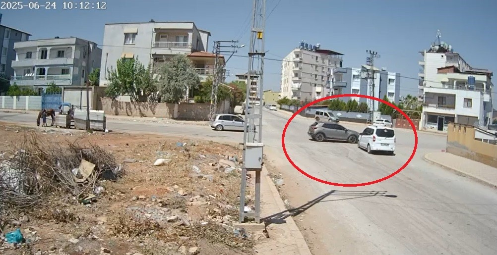 Sabırsızlığı başına iş a&ccedil;an s&uuml;r&uuml;c&uuml;, sağdan sollama yaparken kaza yaptı
