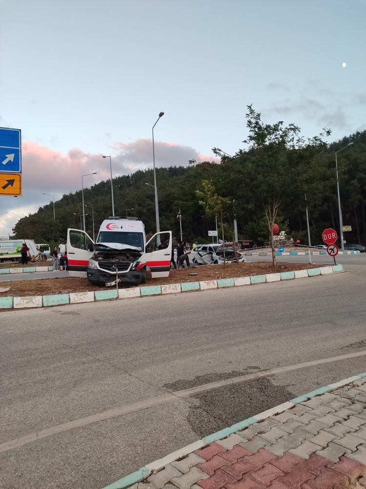 Ambulansla, otomobil &ccedil;arpıştı: 5 yaralı
