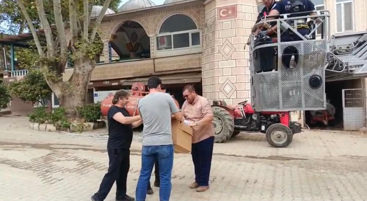 Cami kubbesinde mahsur kalan leyleği itfaiye kurtardı
