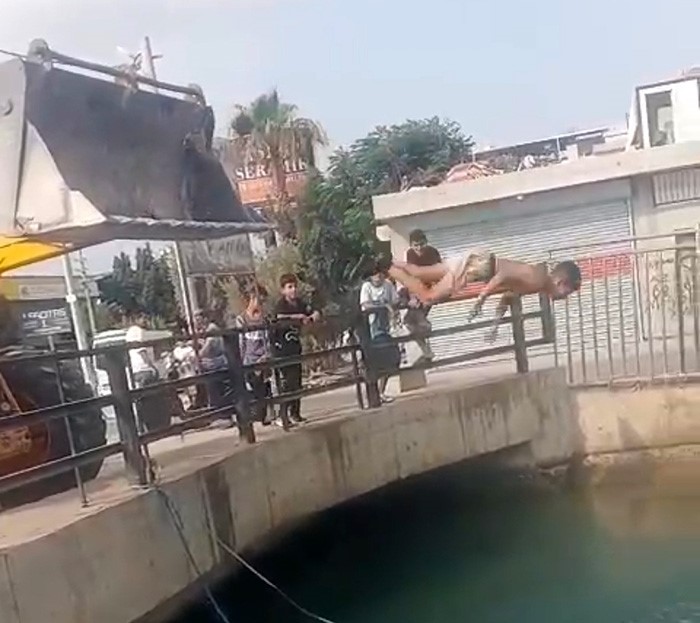 İş makinesi çocuklar için tramplen oldu