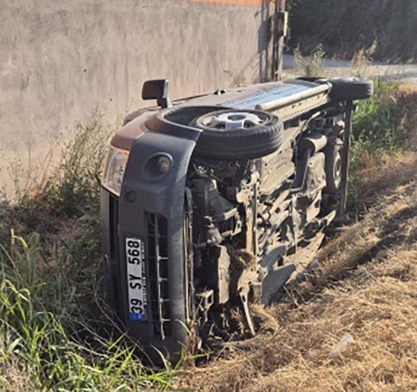 Susurluk’ta trafik kazası: 3 kişi araçta mahsur kaldı