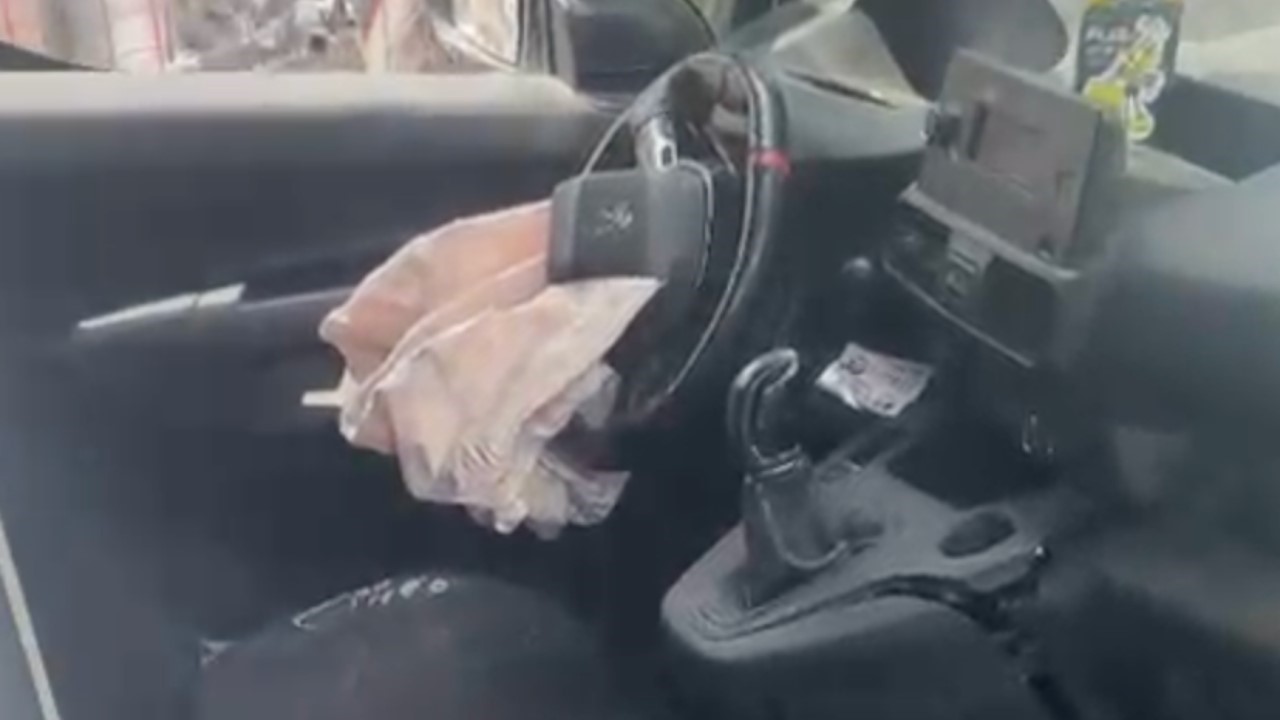 Direğe &ccedil;arpan otomobildeki 2 kişi yaralandı
