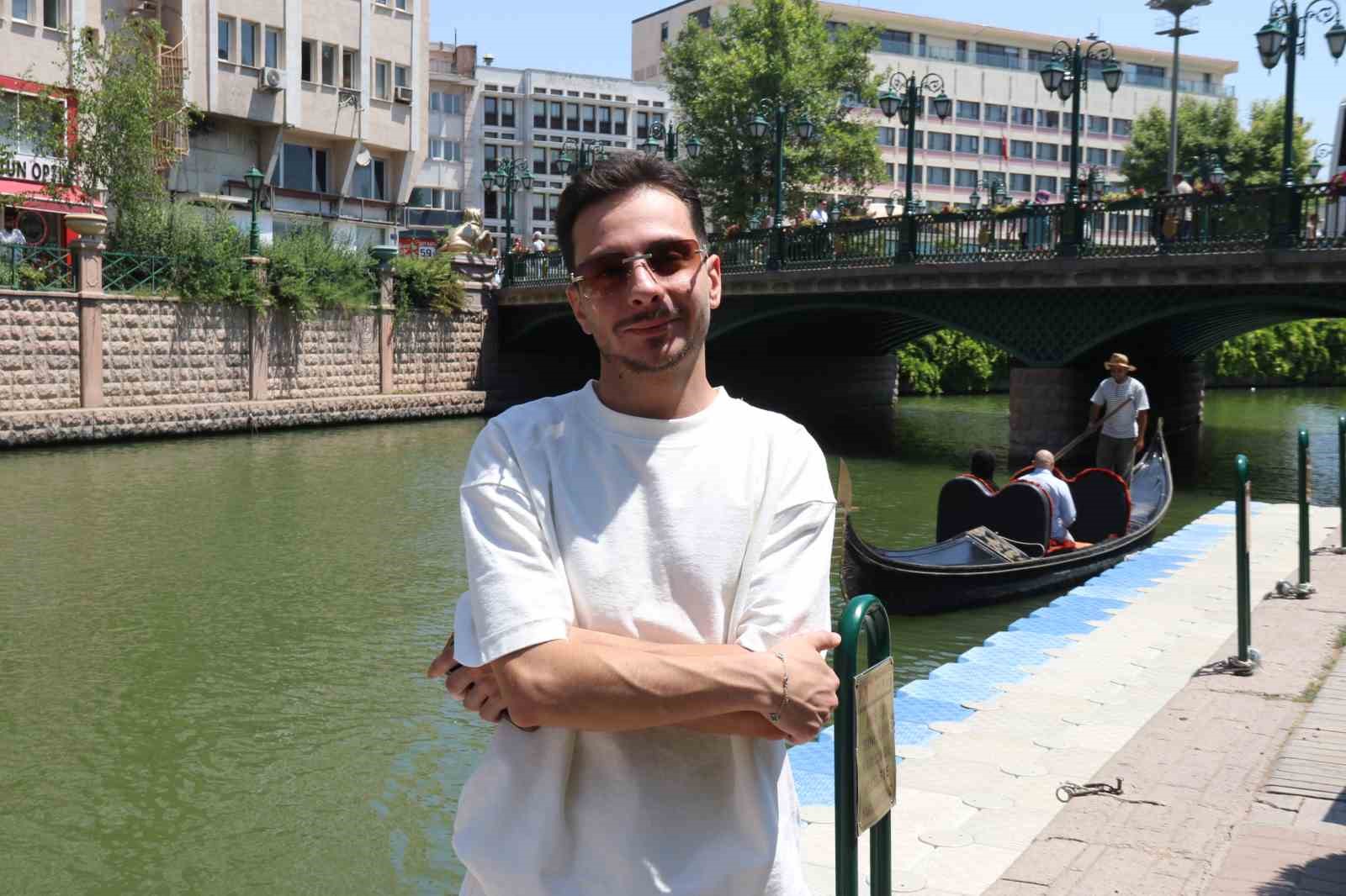 D&uuml;kkanda değil su &uuml;zerinde sa&ccedil; tıraşı
