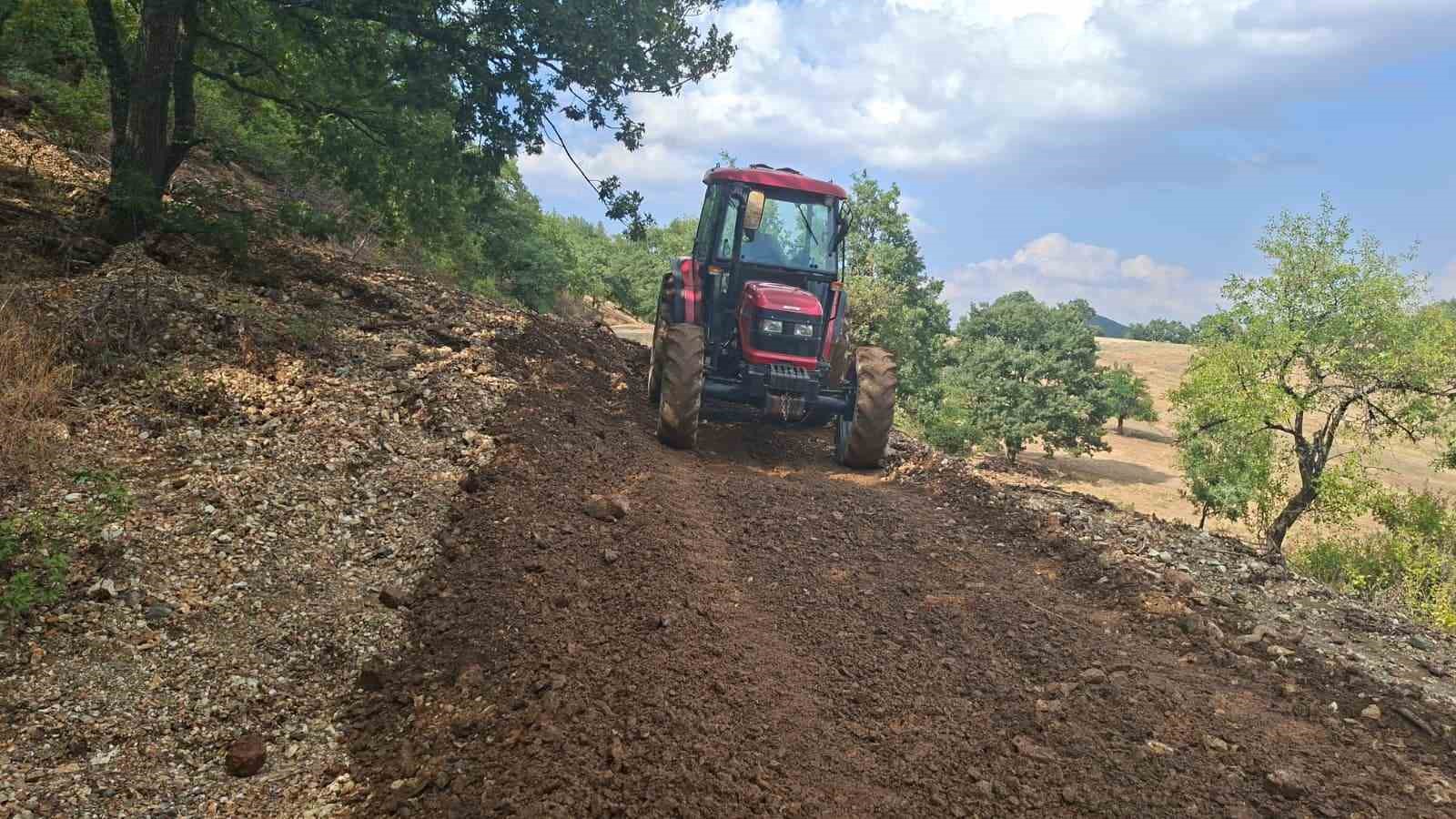 Köy muhtarlığı sel sularının kapattığı bağlantı yolunu kendi imkanlarıyla açtı