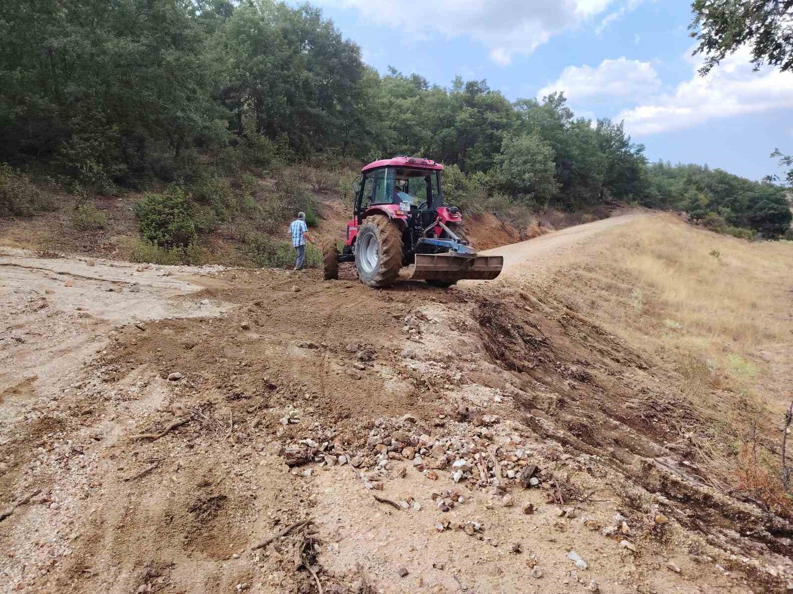 K&ouml;y muhtarlığı sel sularının kapattığı bağlantı yolunu kendi imkanlarıyla a&ccedil;tı
