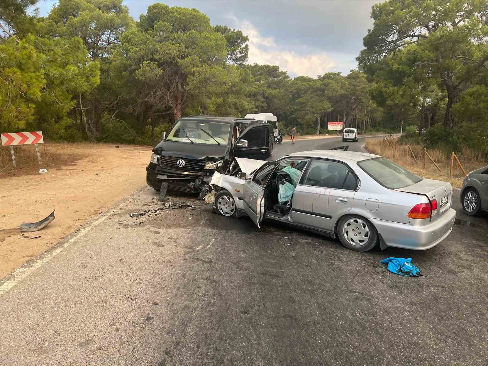 Manavgat&rsquo;ta otomobil ile ticari ara&ccedil; &ccedil;arpıştı: 3 yaralı
