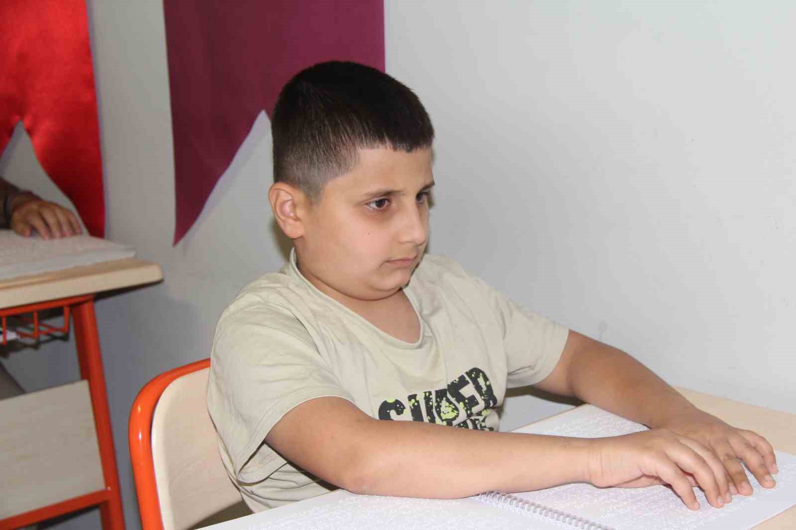 Görme engelliler, Kur’an-ı Kerim’i parmaklarının ucuyla öğreniyor
