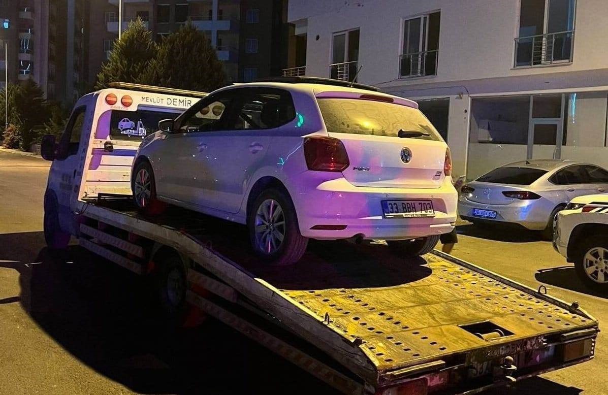 Mersin&rsquo;de drift atan s&uuml;r&uuml;c&uuml;n&uuml;n ehliyetine 5 yıl s&uuml;reyle el konulurken, ara&ccedil; 2 ay trafikten men edildi
