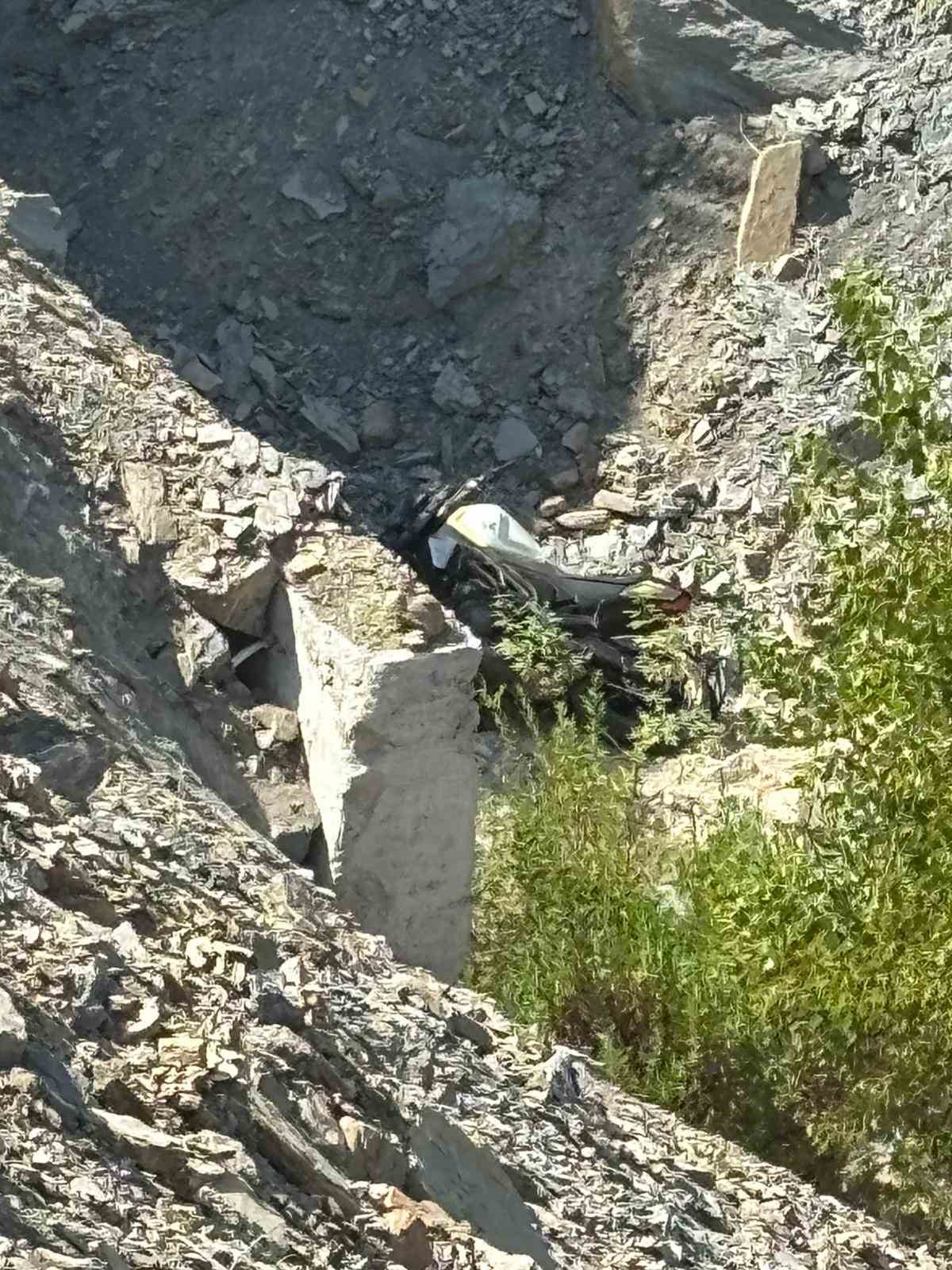 Şarampole yuvarlanan motosikletin s&uuml;r&uuml;c&uuml;s&uuml; yaralandı
