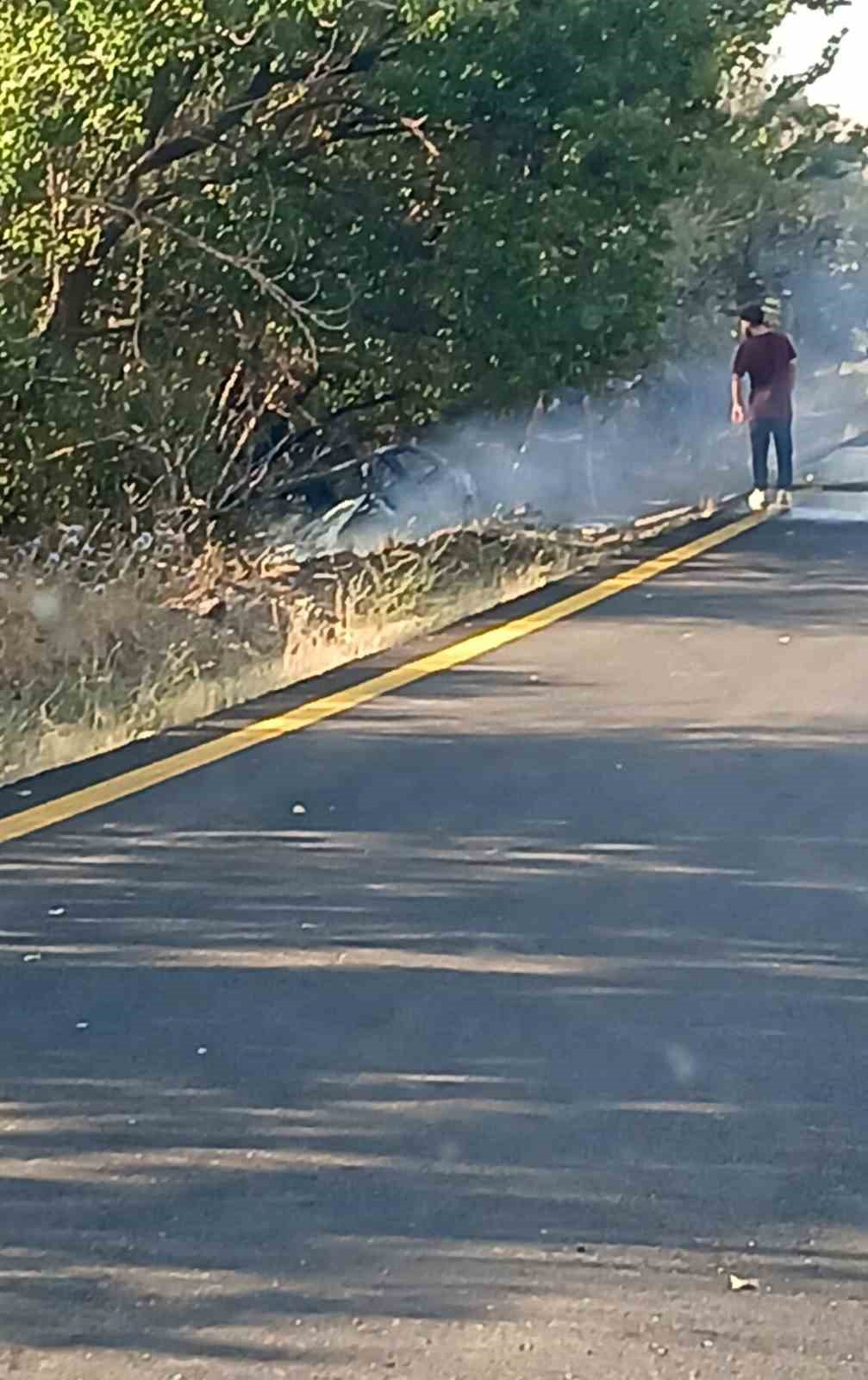 Ankara&rsquo;da ağaca &ccedil;arpan otomobil alev aldı: S&uuml;r&uuml;c&uuml;n&uuml;n burnu bile kanamadı
