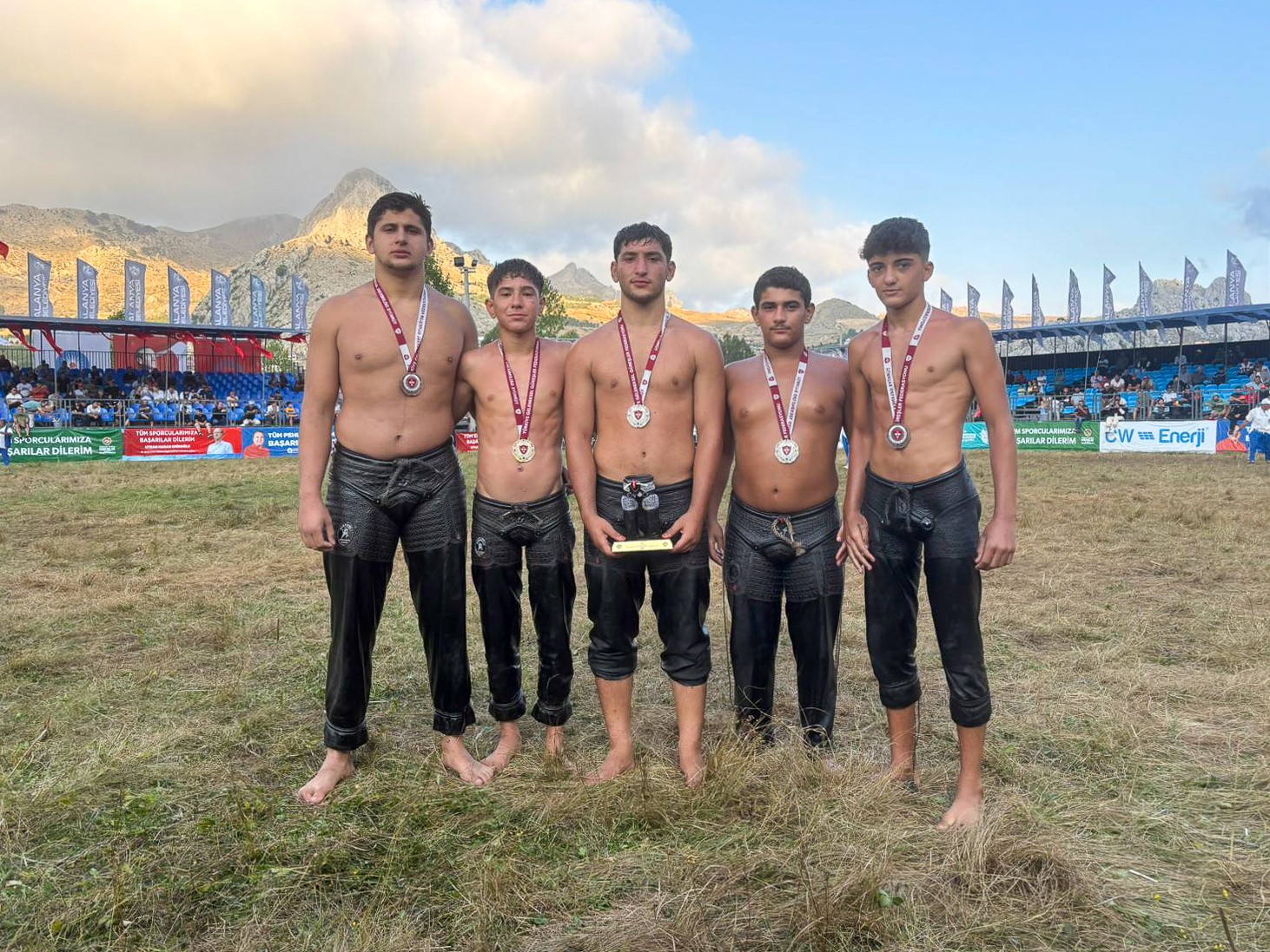 Manavgat Belediyesi Güreş Kulübü pehlivanları, Gökbel Er Meydanı’ndan madalyalarla döndü
