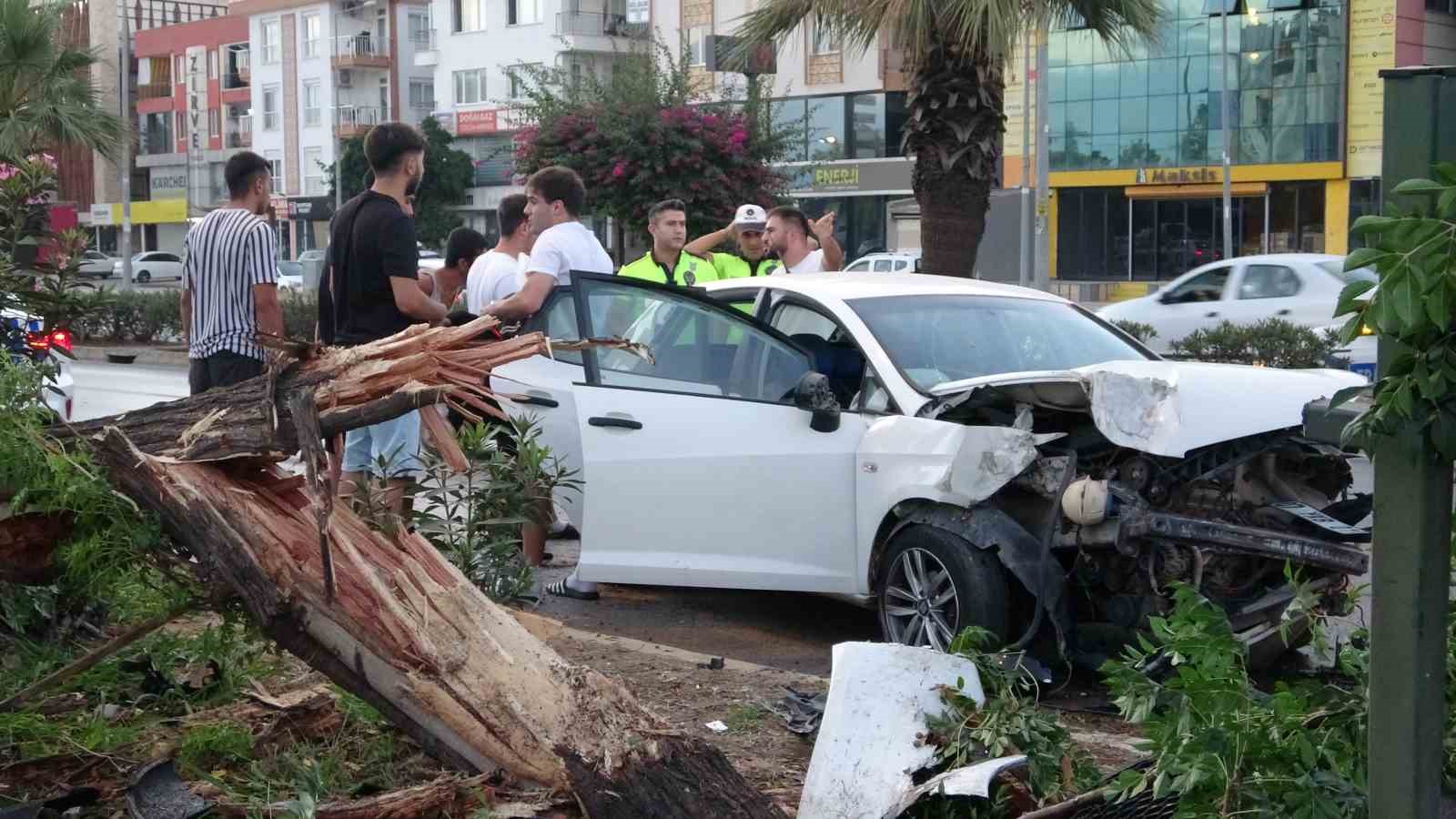 Ortalığın savaş alanına d&ouml;nd&uuml;ğ&uuml; kazada kimsenin burnu bile kanamadı
