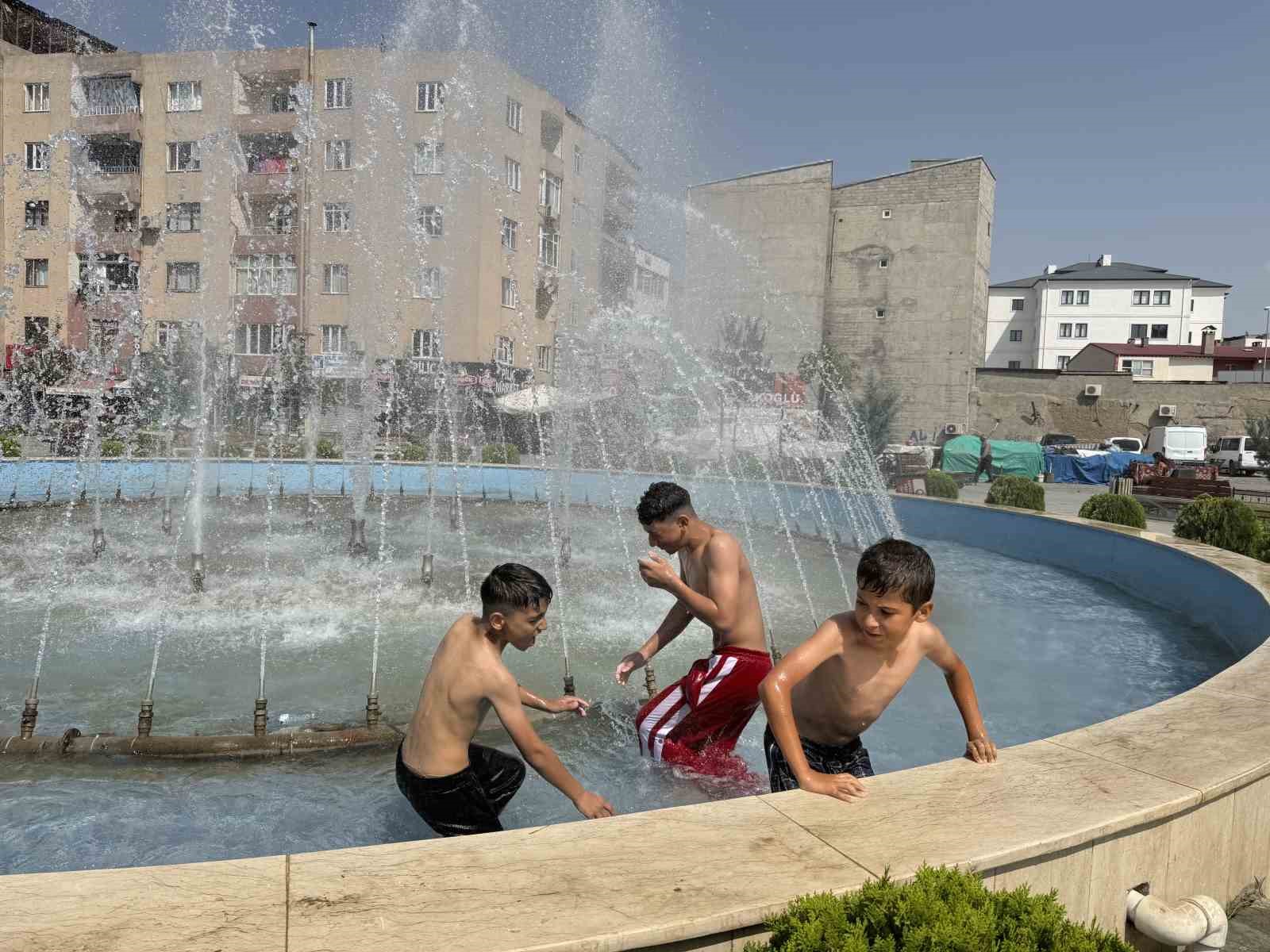 Iğdır’da kavurucu sıcakta tehlikeli serinlik, çocuklar süs havuzuna girdi