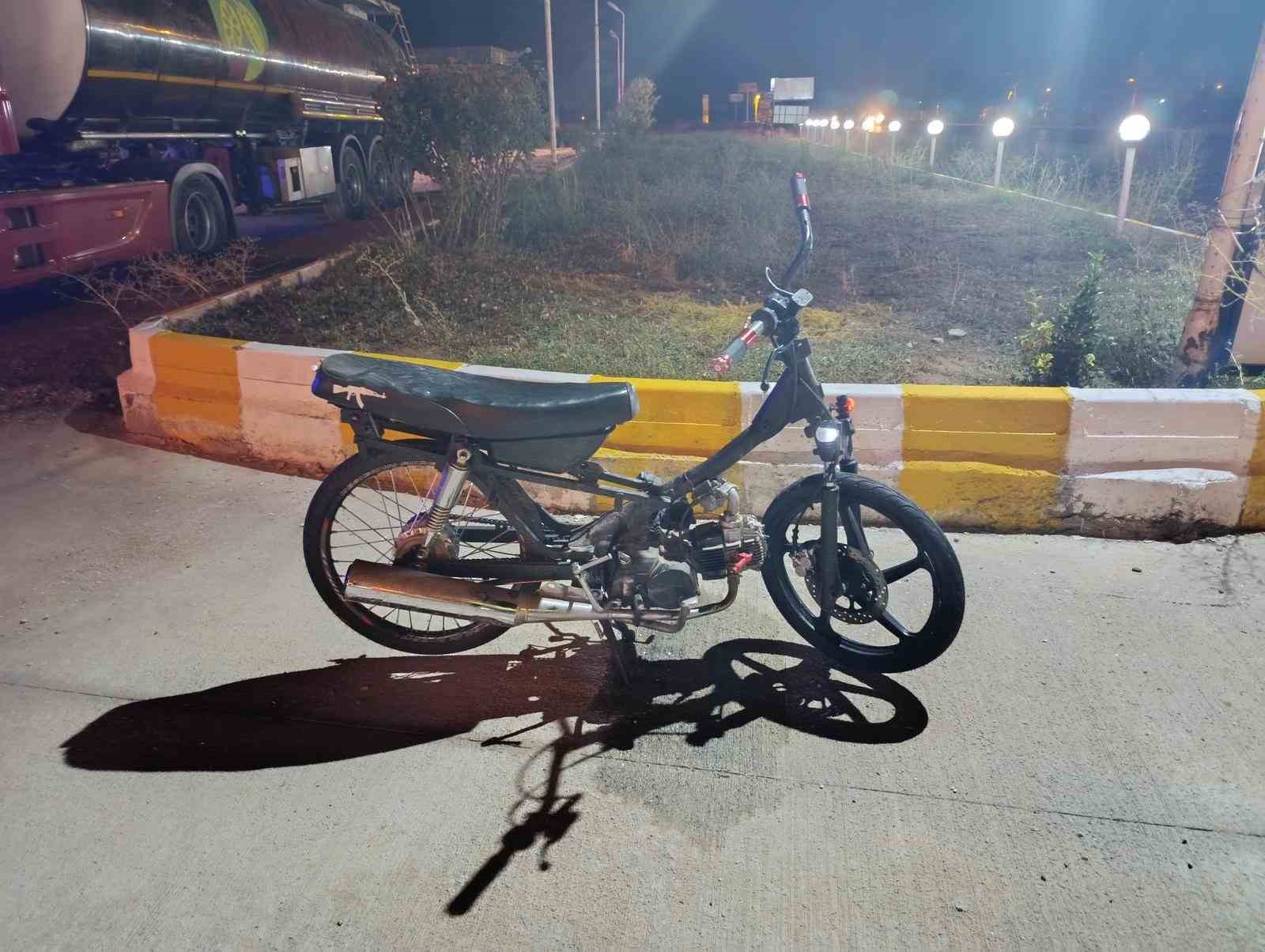 Kamyonetin çarptığı motosiklet sürücüsü yaralandı