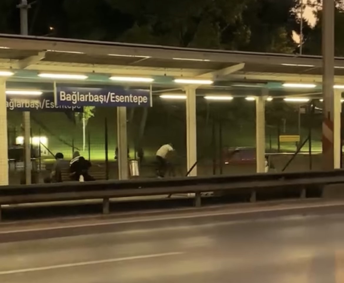 Metro istasyonunda tek teker &uuml;zerinde bisiklet s&uuml;rd&uuml;
