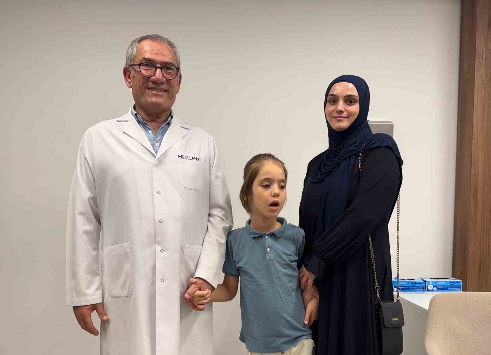 Tekerlekli sandalye ile geldi, annesinin elinden tutup çıktı