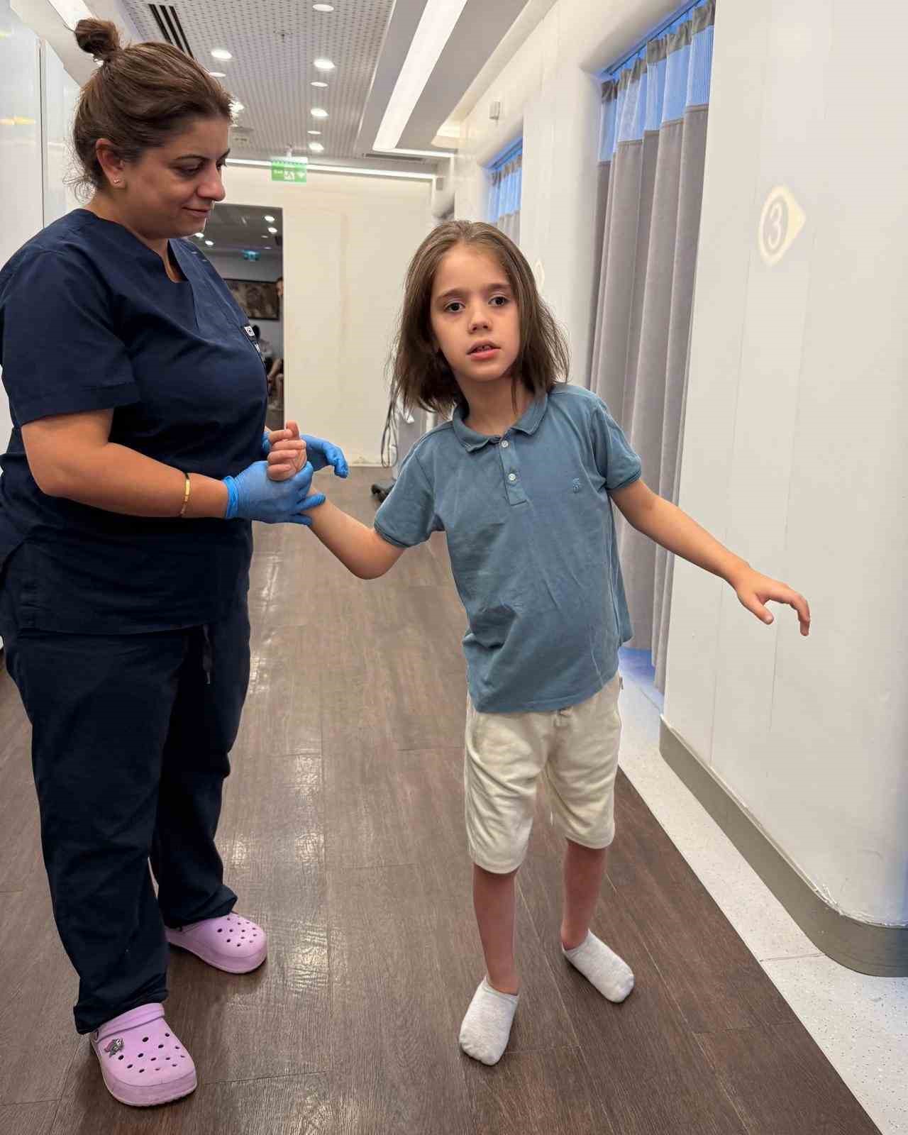 Tekerlekli sandalye ile geldi, annesinin elinden tutup &ccedil;ıktı
