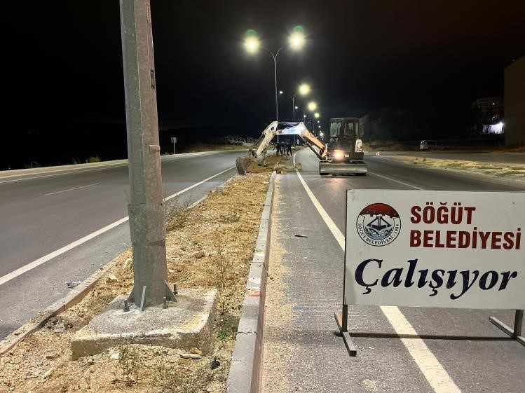 S&ouml;ğ&uuml;t Belediyesi temizlik &ccedil;alışmalarını gece saatlerinde de s&uuml;rd&uuml;r&uuml;yor
