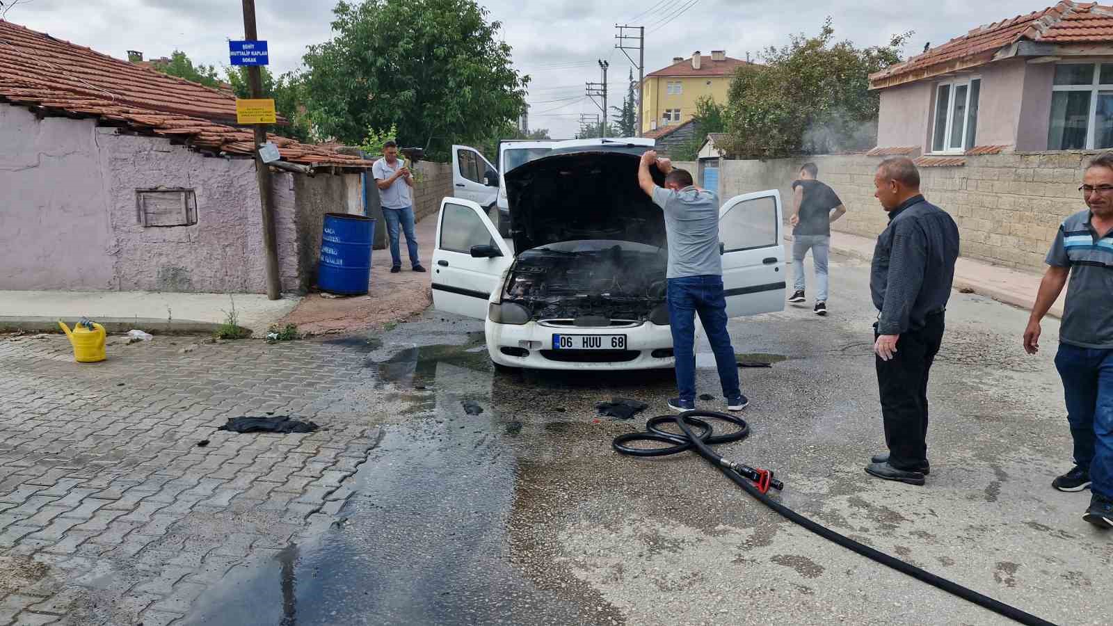 Çorum’da seyir halindeki otomobilde korkutan yangın