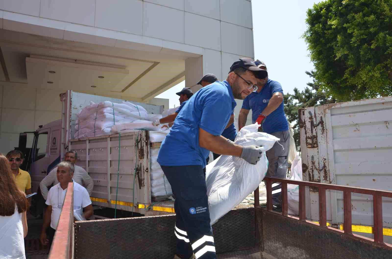 Büyükşehir Alanyalı çiftçilere 10 ton kaolin kili dağıttı