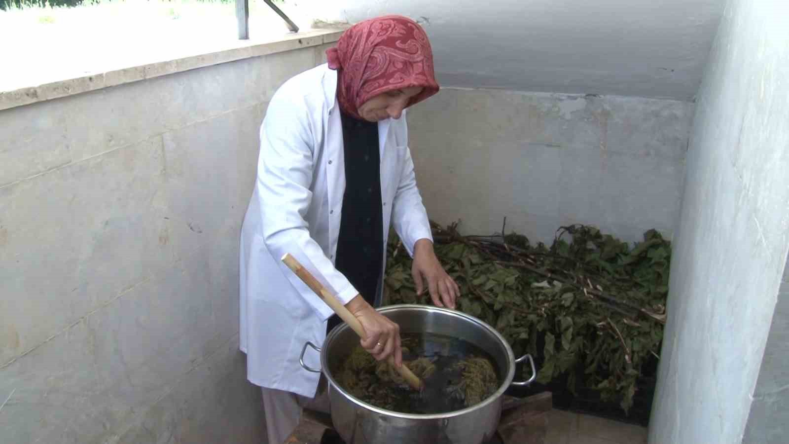 Unutulmaya y&uuml;z tutmuş boyamacılık geleneksel y&ouml;ntemlerle yapılıyor, doğanın renkleri yeniden hayat buluyor
