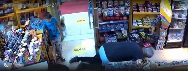 Gülerken bir anda yere yığıldı, hayatını kaybetti
