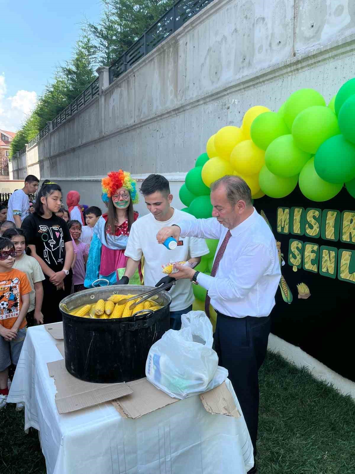 Tezgahından elde ettiği gelirlerle şehir şehir gezerek özel öğrencilerin gönüllerini kazanıyor