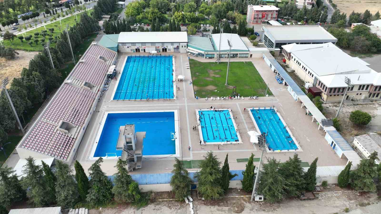 Serinlemek isteyen Manisalılar Atatürk Olimpik Havuzuna akın etti
