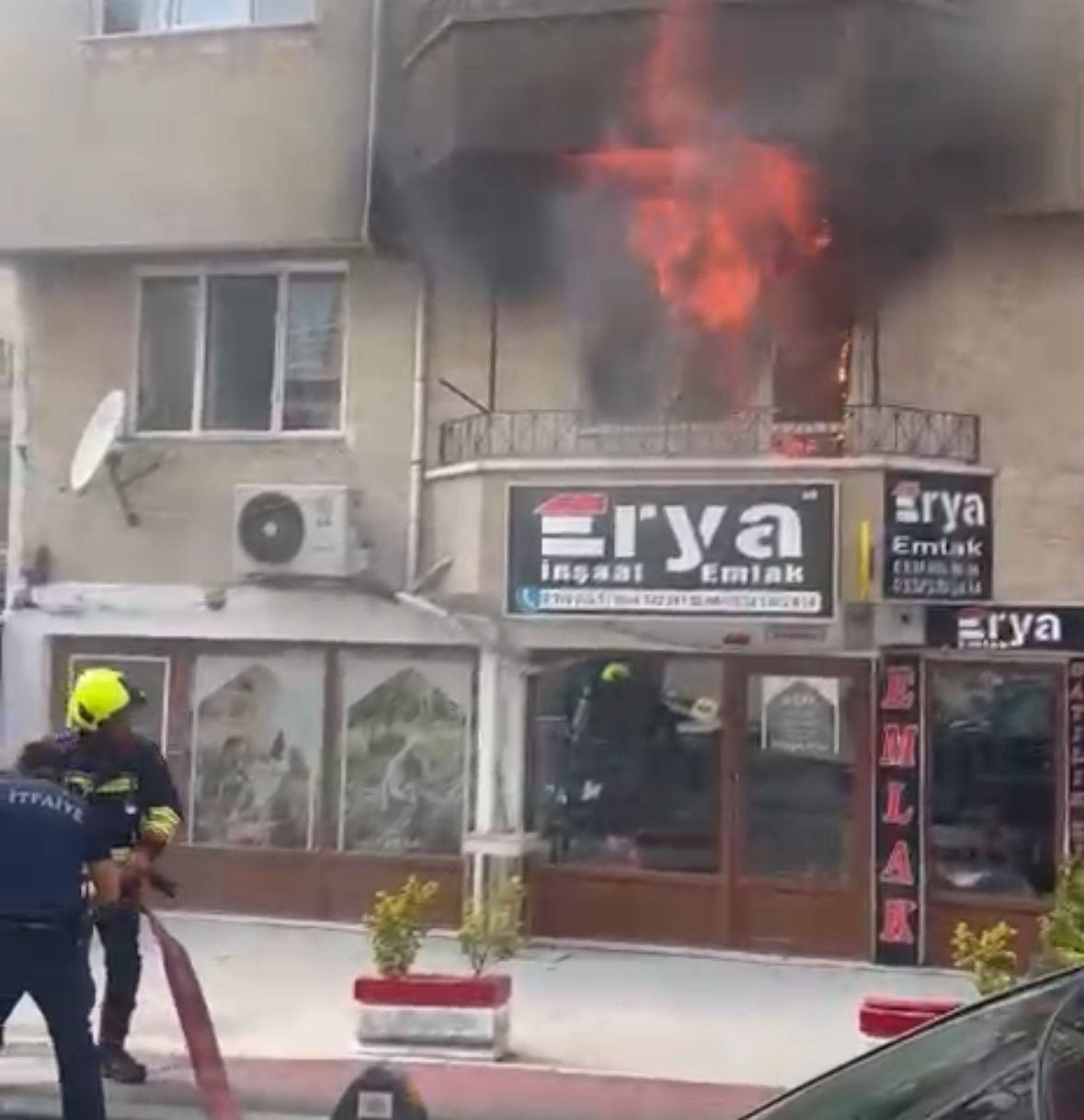 Bolu’da 5 katlı apartmanda yangın çıktı: 1’i çocuk 2 kişi dumanlar arasından kurtarıldı
