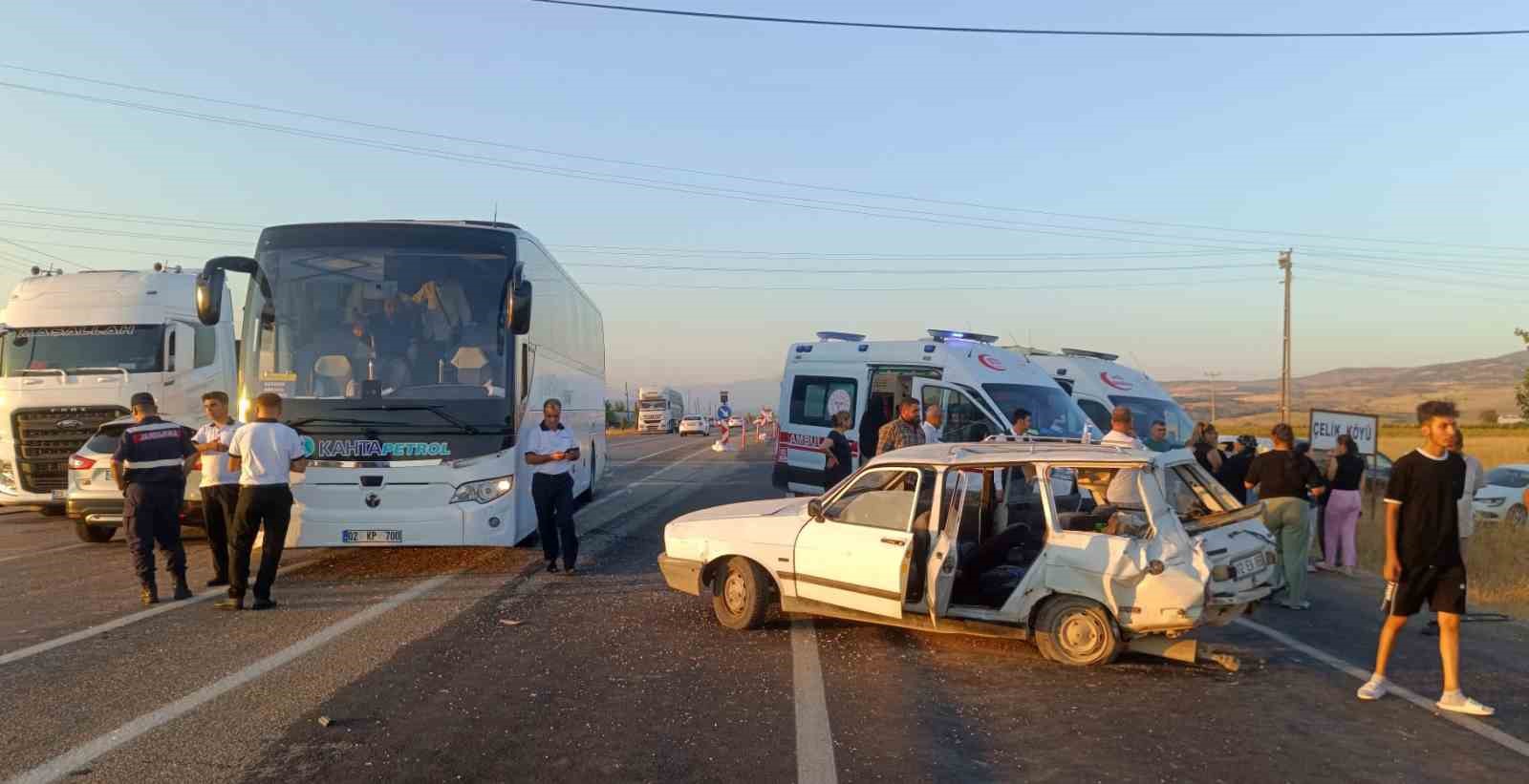 Adıyaman’da otobüs ile otomobil çarpıştı: 5 yaralı