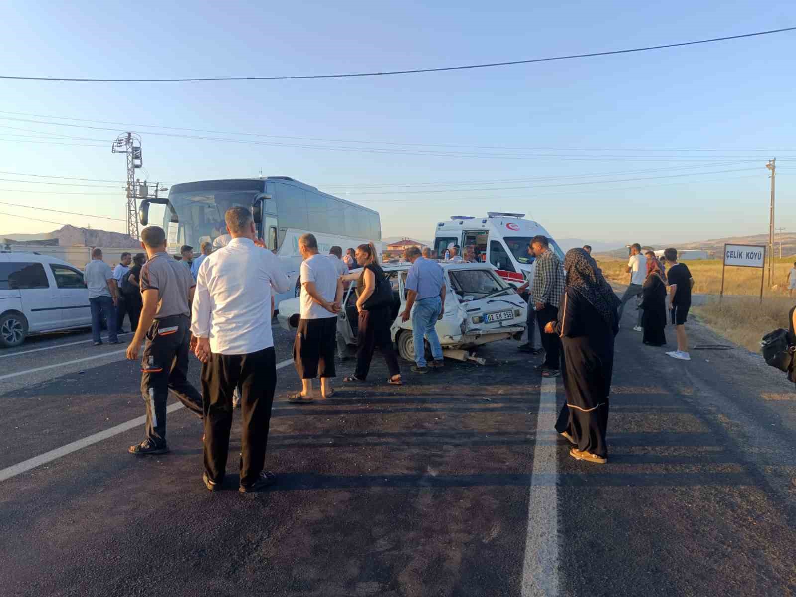 Adıyaman&rsquo;da otob&uuml;s ile otomobil &ccedil;arpıştı: 5 yaralı
