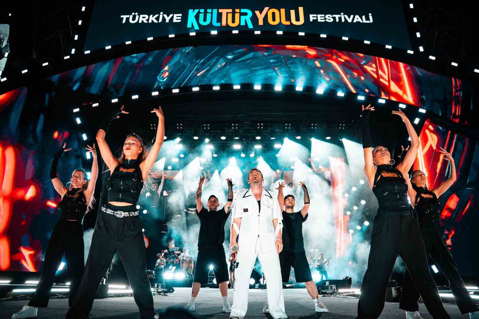 Kültür Yolu Festivali’nde Murat Dalkılıç sahne aldı