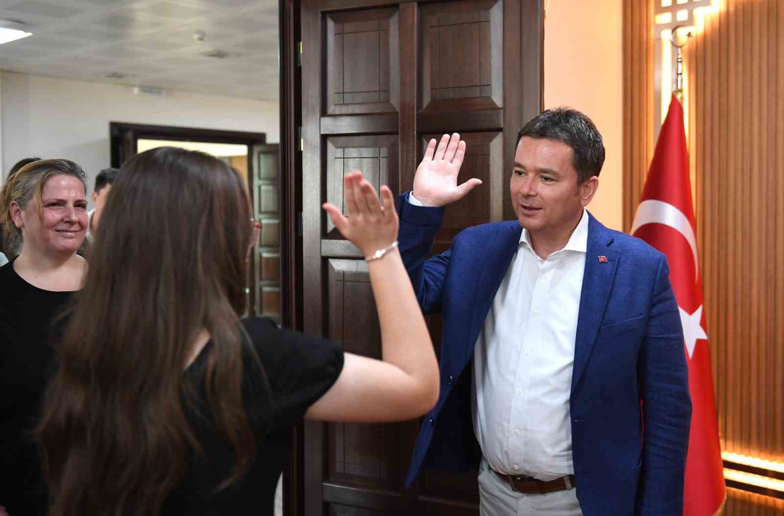 Başkan Erkan Aydın başarılı öğrencileri ödüllendirdi