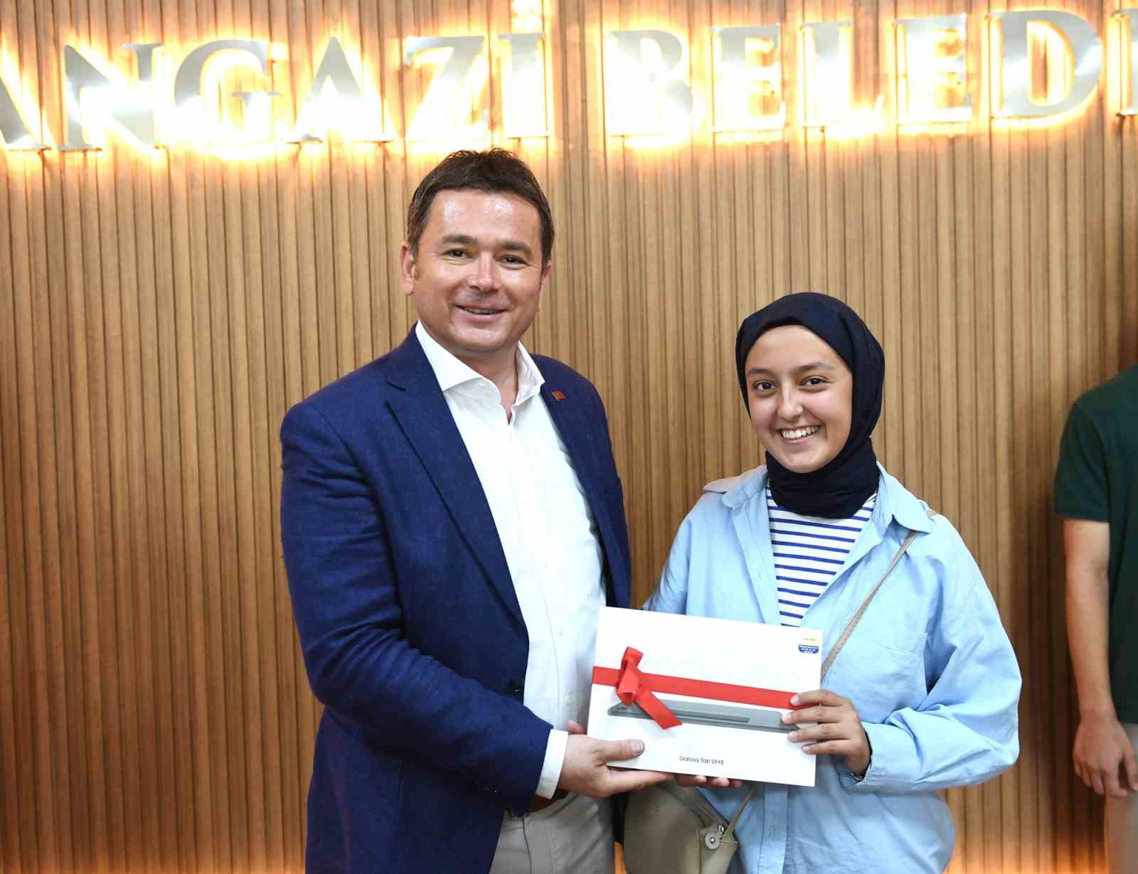 Başkan Erkan Aydın başarılı öğrencileri ödüllendirdi